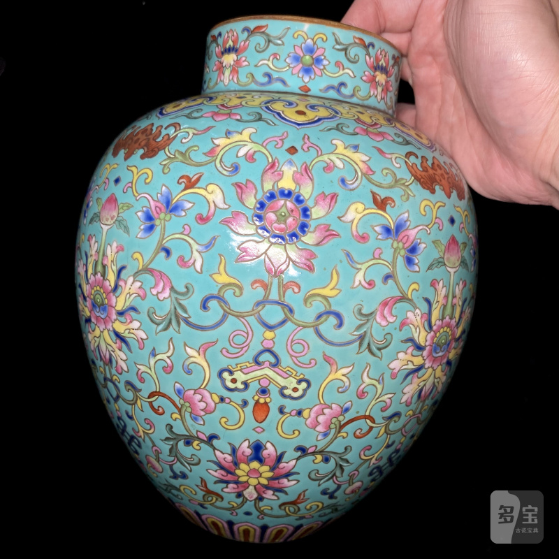 清嘉庆 松石绿地粉彩缠枝花卉纹罐 - 图3
